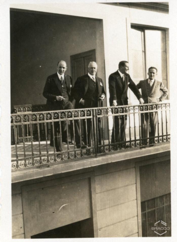 Elio Bracco con i dirigenti durante l'inaugurazione dello stabilimento "Italmerck S.A." in via Fucini
