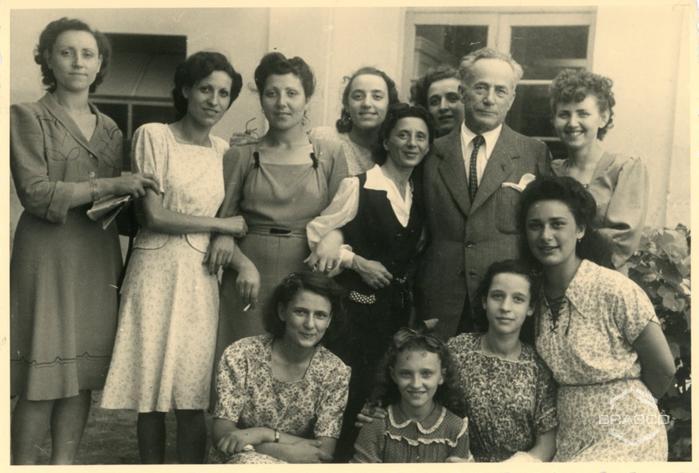 Elio con le dipendente della Italmerck S.A., anni '40