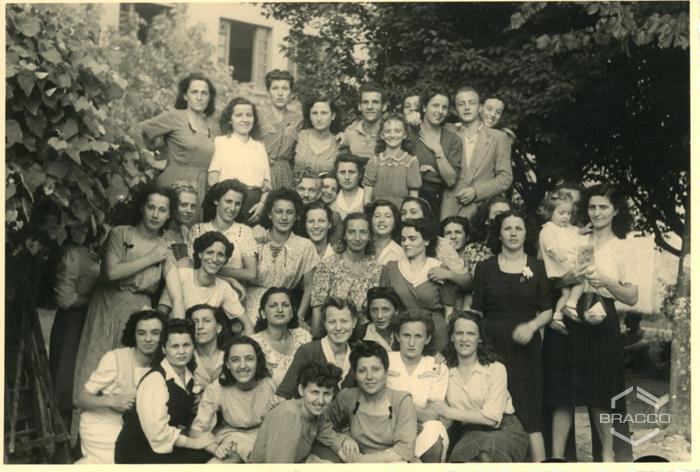 Elio con le dipendenti della Italmerck S.A., anni '40