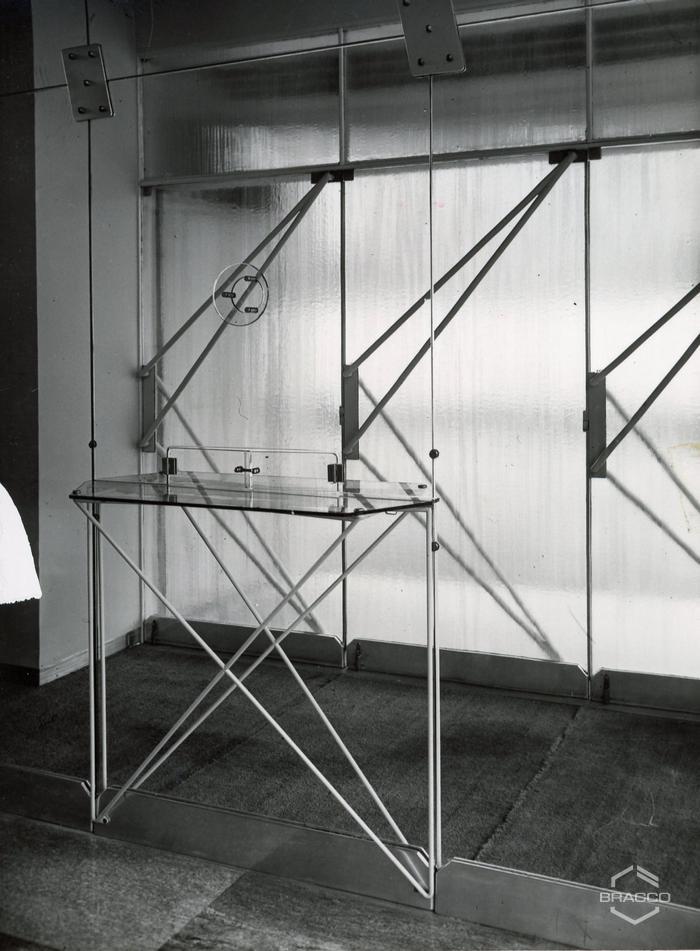 Dettaglio interno portineria, anni '50