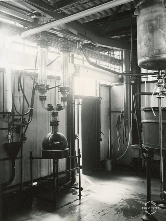 Impianti e macchinari dell'edificio B5, produzione sintetici, anni '50