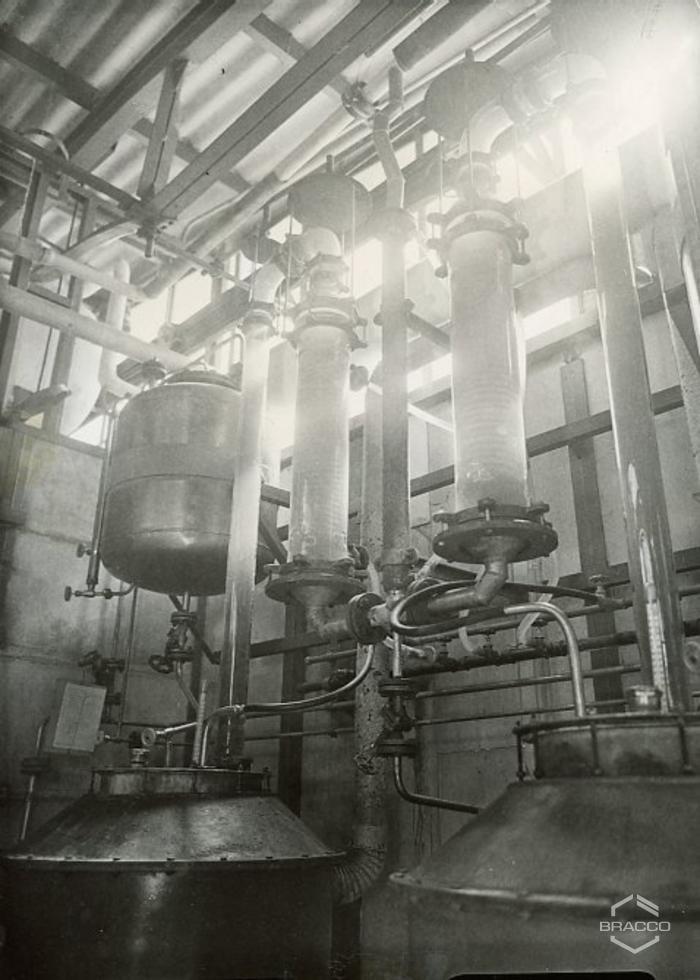 Impianti e macchinari dell'edificio B5, produzione sintetici, anni '50