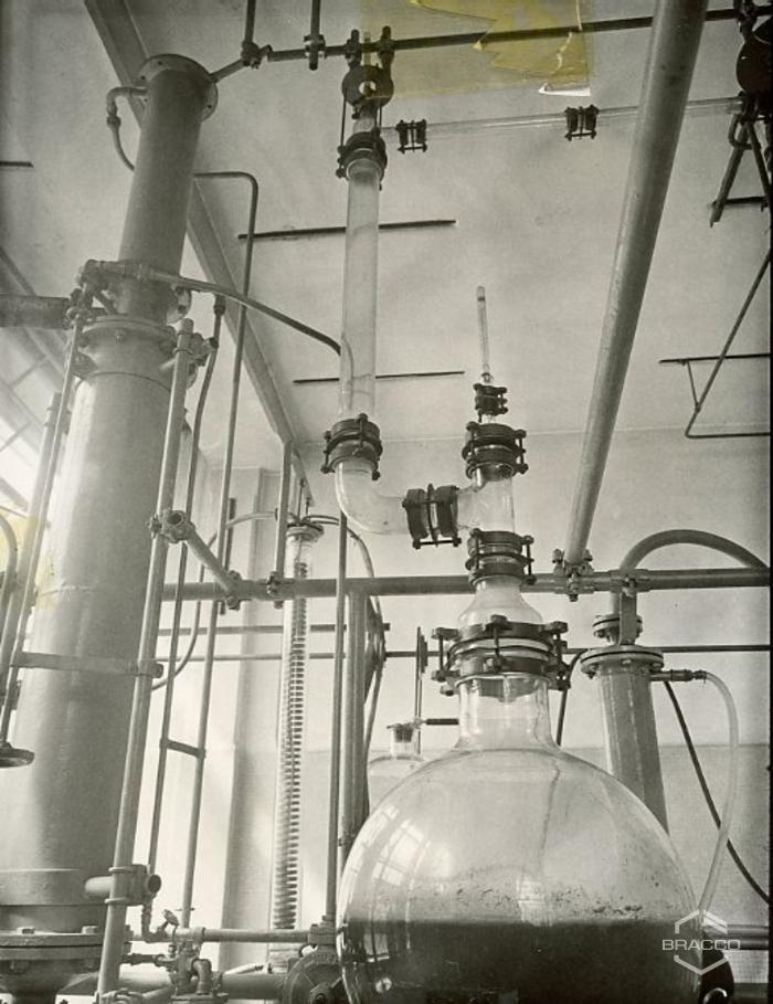 Impianti e macchinari dell'edificio B5, produzione sintetici, anni '50