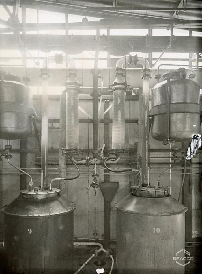 Impianti e macchinari dell'edificio B5, produzione sintetici, anni '50