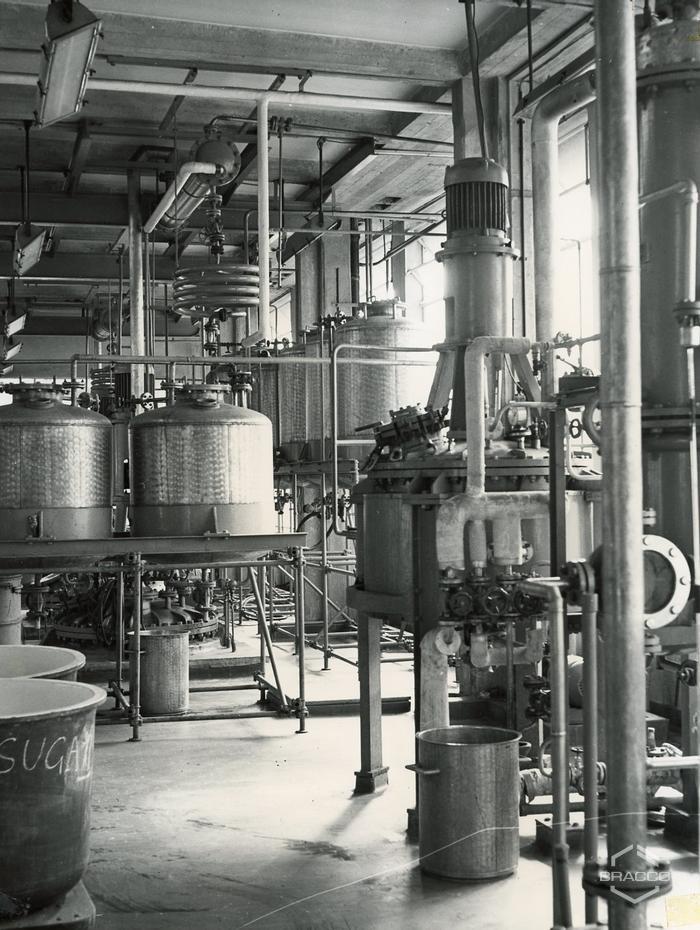 Impianti e attrezzature dell'edificio B6, produzione sintetici, anni '50