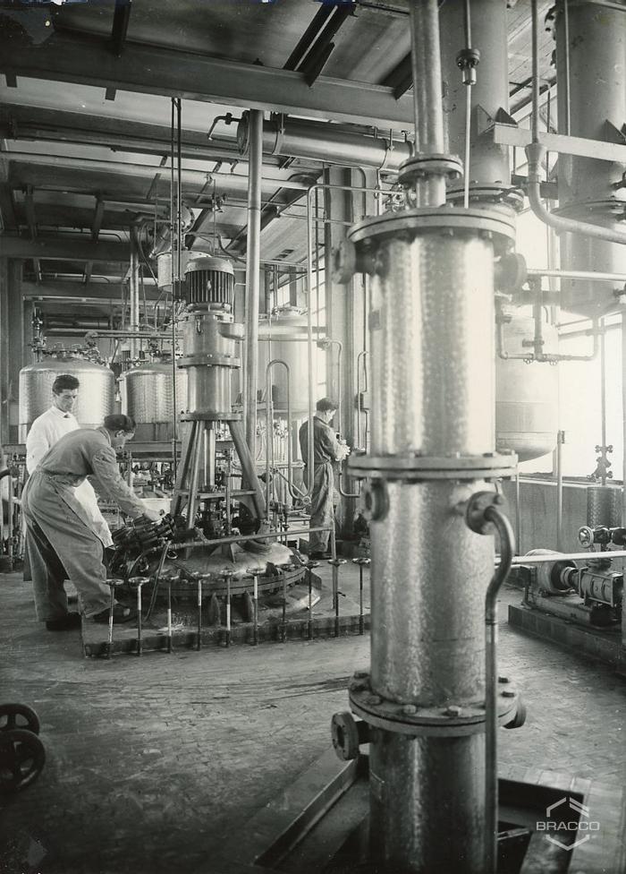 Tecnici e operai al lavoro, edificio B6, produzione sintetici, anni '50