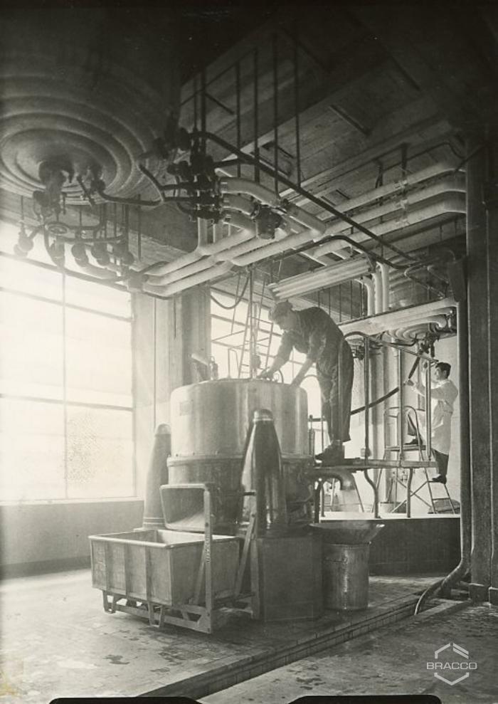 Tecnici e operai al lavoro, edificio B6, produzione sintetici, anni '50