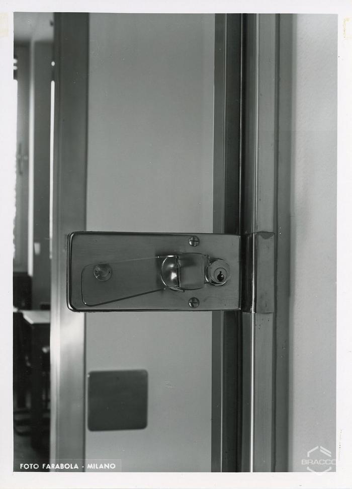 Dettaglio porta, portineria, anni '50