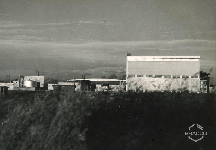 Veduta esterna dell'officina meccanica e della soffieria Bracco, anni '60