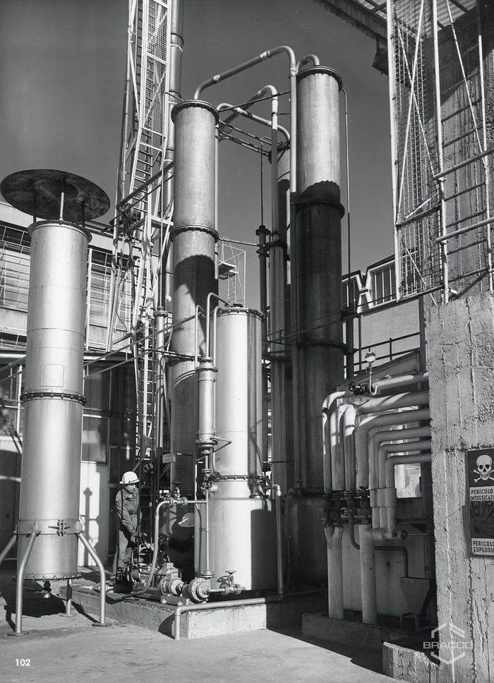 Operaio al lavoro presso l'impianto, inizio anni '60