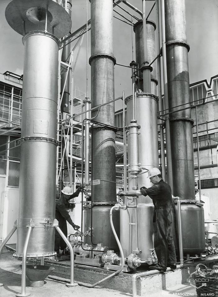 Operai al lavoro presso l'impianto, inizio anni '60