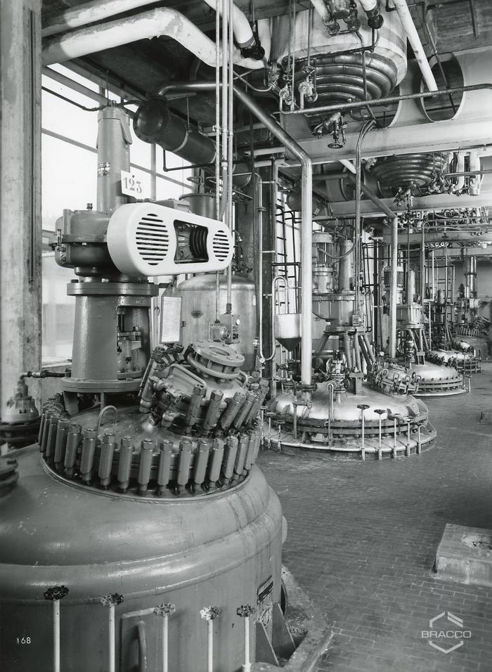 Caldaie di reazione in un reparto di sintesi, inizio anni '60