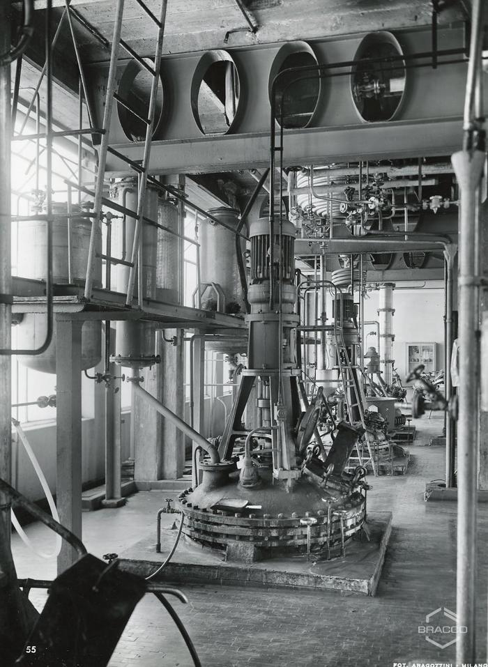 Caldaie di reazione in un reparto di sintesi, inizio anni '60