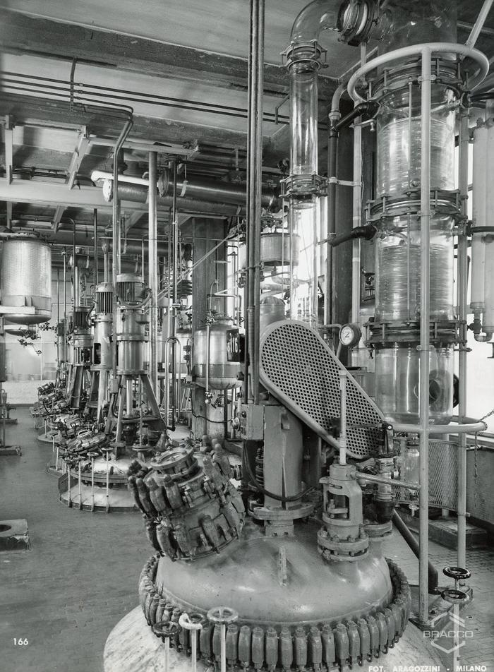 Caldaie di reazione in un reparto di sintesi, inizio anni '60