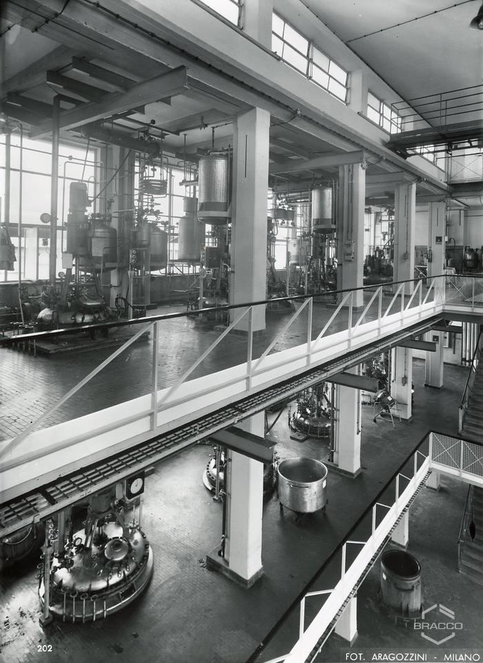 Interno dell'edificio B6, produzione sintetici, inizio anni '60