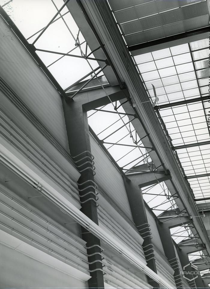 Dettagli interno dell'edificio B15, confezionamento specialità medicinali, anni '60