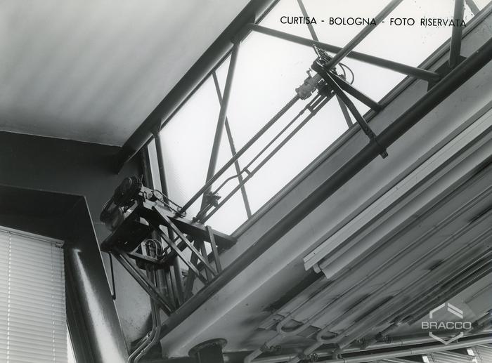 Dettagli interno dell'edificio B15, confezionamento specialità medicinali, anni '60