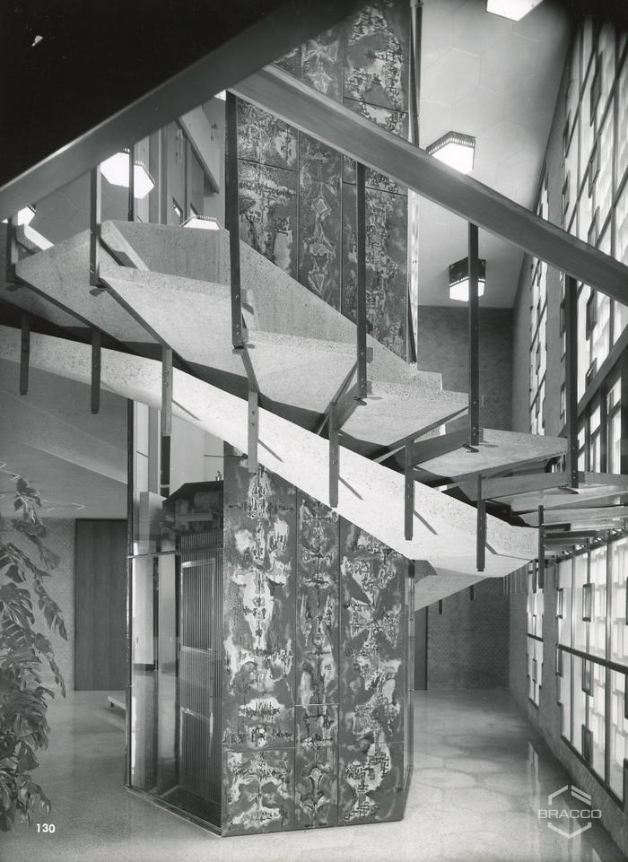 Edificio B14, ingresso presidenza, dettaglio scale e ascensore, inizio anni '60