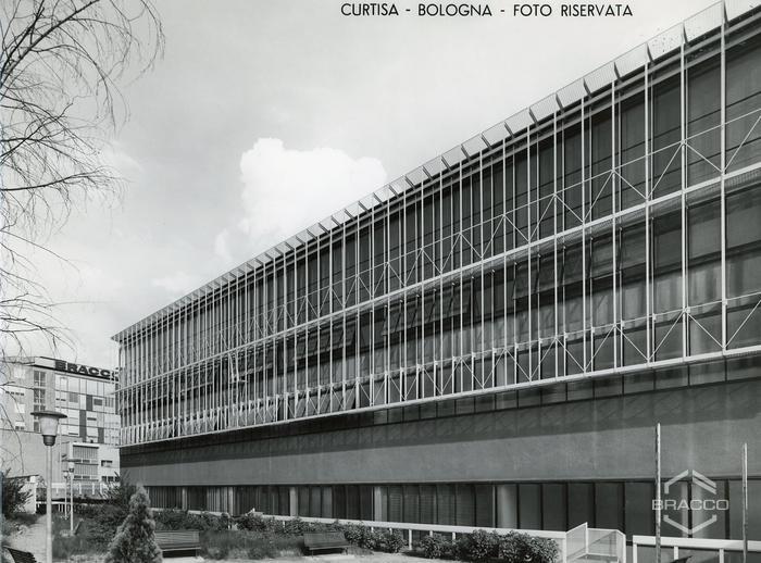 Veduta laterale dell'edificio B15, confezionamento specialità medicinali, anni '