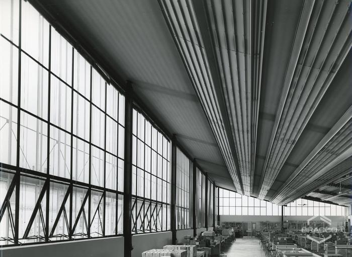 Interno edificio B15, confezionamento specialità medicinali, anni '60