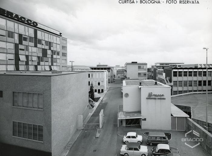 Ingresso stabilimento Bracco in via Egidio Folli, Milano, anni '60
