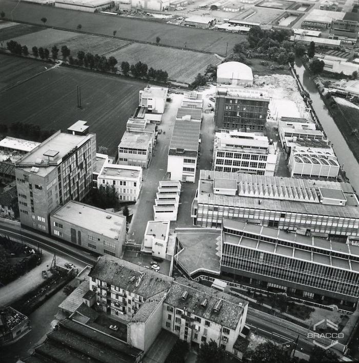 Veduta aerea dello stabilimento Bracco di Lambrate, panoramica elicottero, anni '60