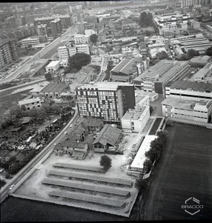 Veduta aerea dello stabilimento Bracco di Lambrate, panorama elicottero, anni '60