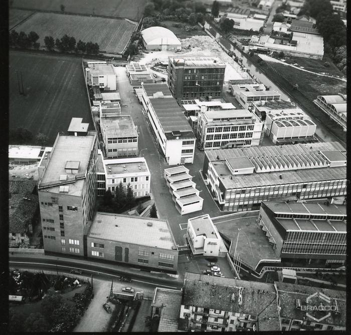 Veduta aerea dello stabilimento Bracco di Lambrate, panorama elicottero, anni '60