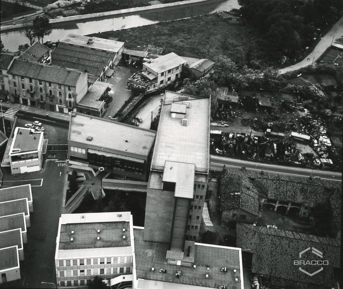 Veduta aerea dello stabilimento Bracco di Lambrate, panorama elicottero, anni '60
