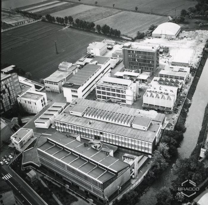 Veduta aerea dello stabilimento Bracco di Lambrate, panoramica elicottero, anni '60
