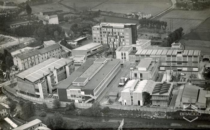 Veduta aerea dello stabilimento produttivo Bracco di Lambrate, anni '60-'70