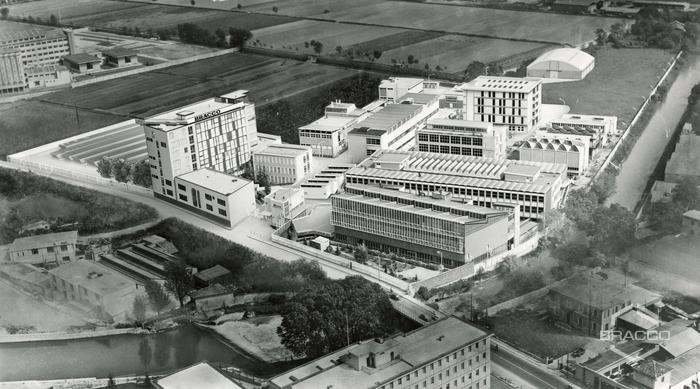 Veduta aerea con plastico dello stabilimento produttivo Bracco di Lambrate, anni '60-'70