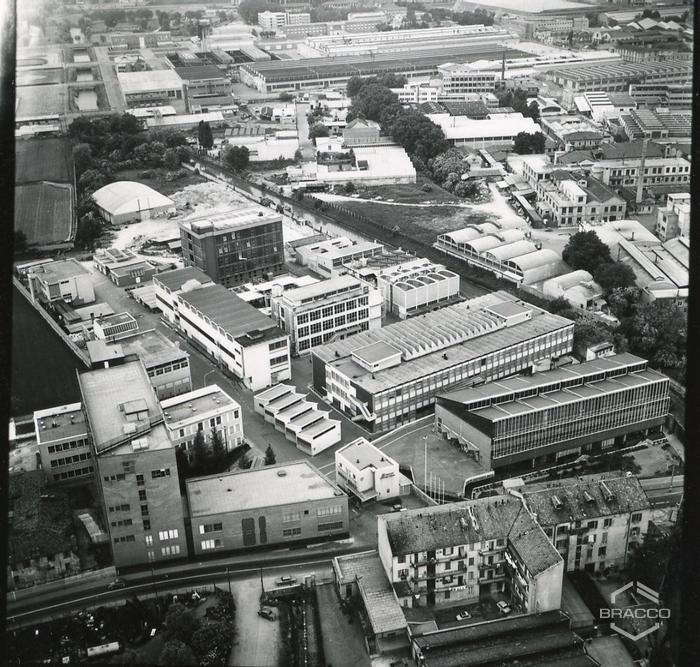 Veduta aerea dello stabilimento Bracco di Lambrate, panorama elicottero, anni '60