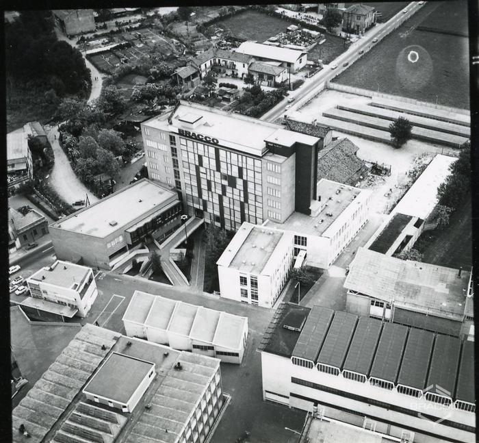 Veduta aerea dello stabilimento Bracco di Lambrate, panoramica elicottero, anni '60