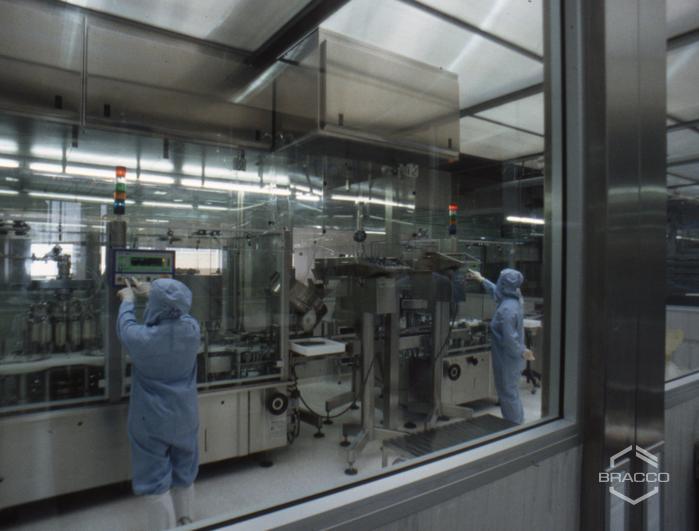Tecnici di laboratorio al lavoro, produzione mezzi di contrasto Bracco, anni '90