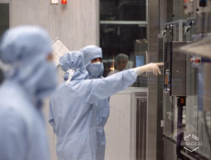 Tecnici di laboratorio al lavoro, produzione mezzi di contrasto Bracco, anni '90