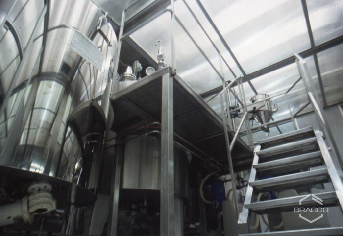 Produzione mezzi di contrasto, caricamento e sterilizzazione, dettagli attrezzature, anni '90
