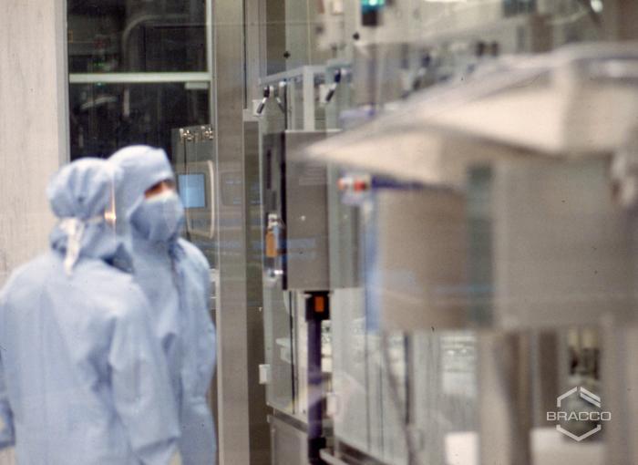 Tecnici di laboratorio al lavoro, produzione mezzi di contrasto Bracco, anni '90
