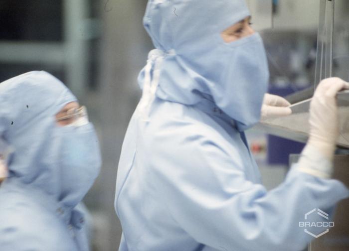 Tecnici di laboratorio al lavoro, produzione mezzi di contrasto Bracco, anni '90