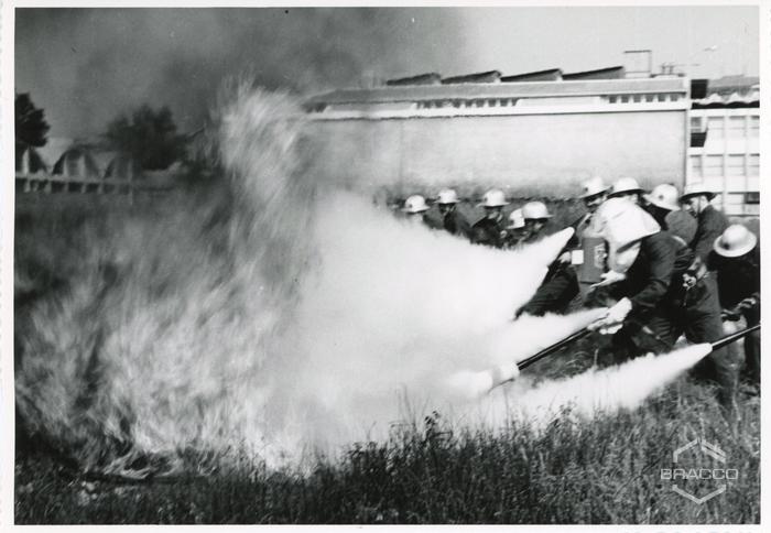 Estinzione dell'incendio con gli estintori, 1966