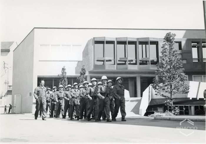 Squadra antincendio pompieri Bracco, marcia di gruppo, 1966