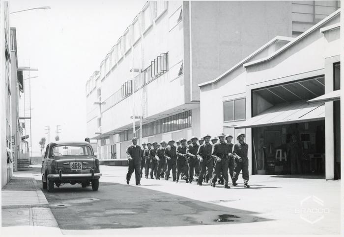 Squadra antincendio Bracco, marcia di gruppo, 1966