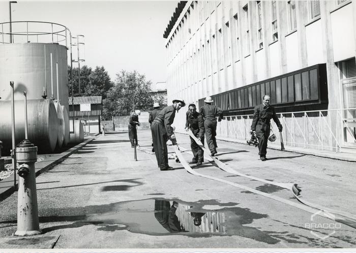 Esercitazione con manichetta antincendio, 1966