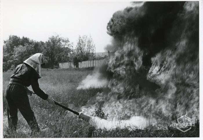 Estinzione dell'incendio con gli estintori, 1966