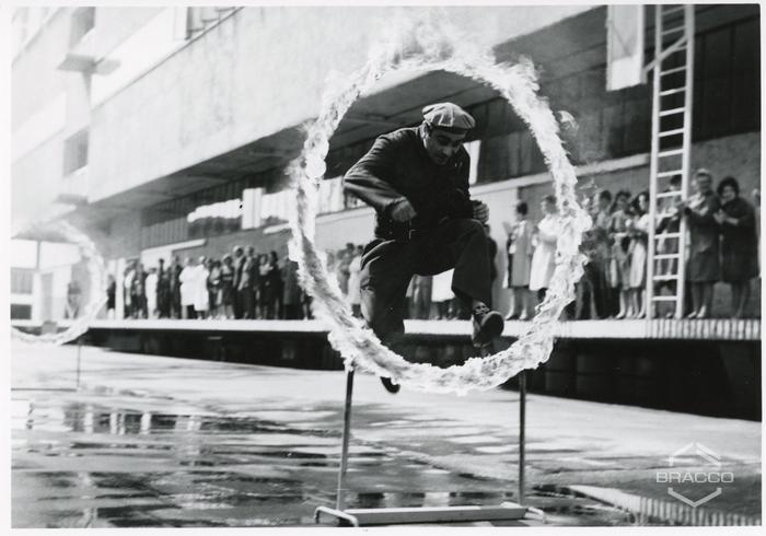Antonio Jacop, caposquadra antincendio Bracco, salto del cerchio di fuoco, 1966