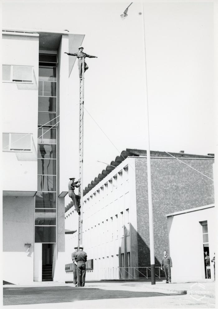 Squadra antincendio Bracco, esercitazioni con la scala, 1966