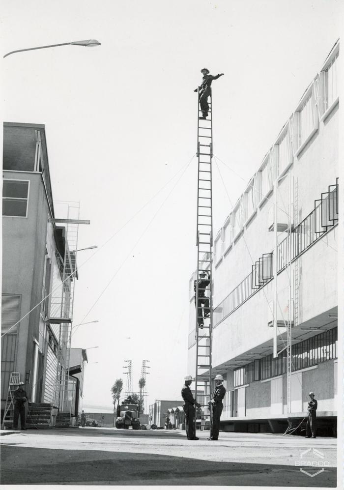 Squadra antincendio Bracco, esercitazioni con la scala, 1966