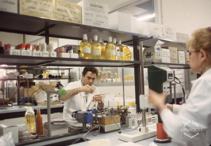 Ricercatori al lavoro presso i laboratori di chimica biologica, Diana de Silva cosmétiques, anni '90