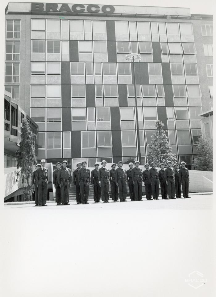 Squadra antincendio Bracco, fotografia di gruppo, 1966