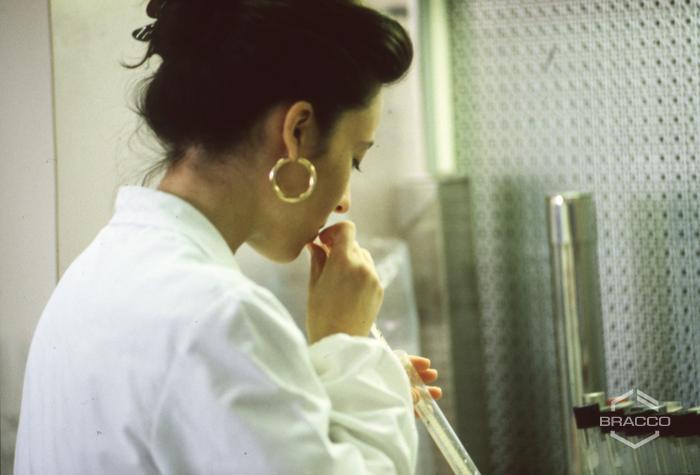 Ricercatrice al lavoro presso i laboratori di chimica biologica, Diana de Silva cosmétiques, anni '90